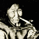 Photo de Kalluk et son fils, Nutarakituq prise dans un lieu inconnu au Nunavut, 1952. Les personnes sur cette photographie ont été identifiées par l'aîné Louis Uttak lors de ses recherches à Bibliothèque et Archives Canada, Ottawa, octobre 2005