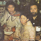 Photo de Ujaralaaq, Mark Tutat, Amimiarjuk, Arraq Qulitalik, Valentine Auqsaaq et Tarqtaq prise dans un lieu inconnu au Nunavut, vers 1952. Les personnes sur cette photographie ont été identifiées par l'aîné Louis Uttak lors de ses recherches à Bibliothèque et Archives Canada, Ottawa, octobre 2005