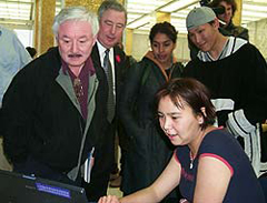 Photo de Peter Irniq, commissaire du Nunavut, et Ian E. Wilson, archiviste national, observant Elisapee Avingaq de Iglooliq (Iglulik), Ottawa, novembre 2002