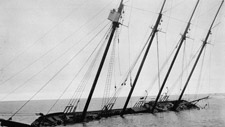Photo du navire motorisé à quatre mâts ARCTIC, écrasé par la glace à huit kilomètres au sud de Barrow, en Alaska, en 1924