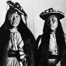 Portrait de Niviaqsarjuk (à gauche) et Jennie (à droite) vêtues de robes et de chapeaux à la mode de l'Ouest; cette photo a été prise dans un studio à Fullerton, Nunavut, 1904