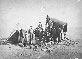 Négociant en fourrures métis avec des membres de la Commission des frontières de l'Amérique du Nord  v. 1873
